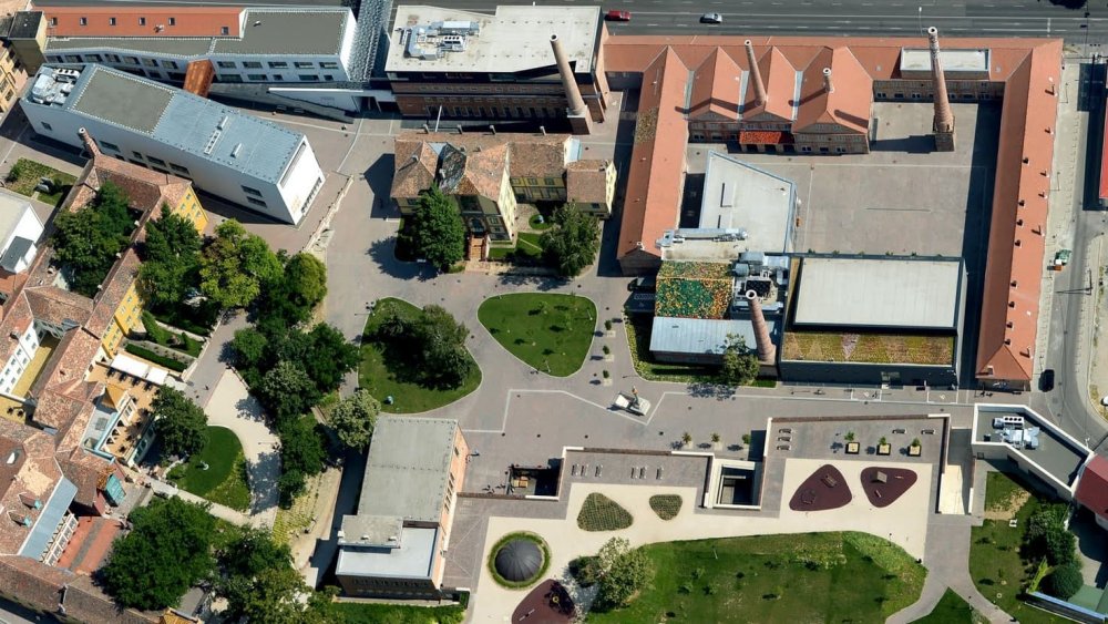 Pécsi programok 2026. július 20–27.: kertmozi, Zsolnay-séták, kiállítások és családi élmények egy héten